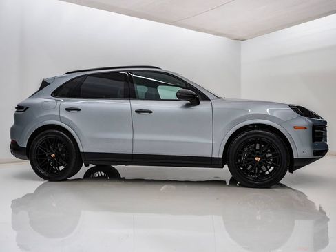 Certified 2026 Porsche Cayenne AWD/4WD image 9