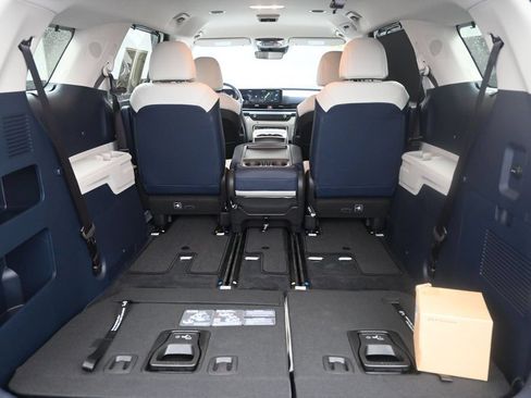 Used 2026 Kia Carnival EX FWD image 32