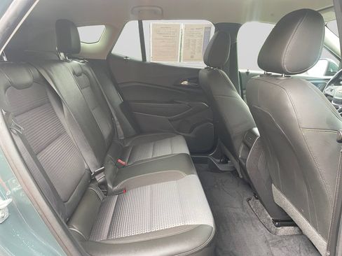 Used 2025 Chevrolet Trax LT w/ LT Convenience Package FWD image 14