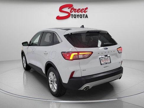 Used 2020 Ford Escape SE image 2