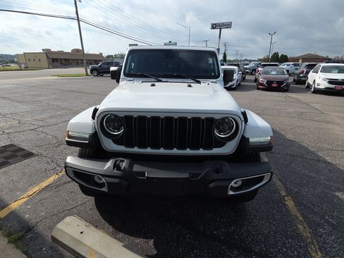 Used 2025 Jeep Gladiator Sport AWD/4WD image 2