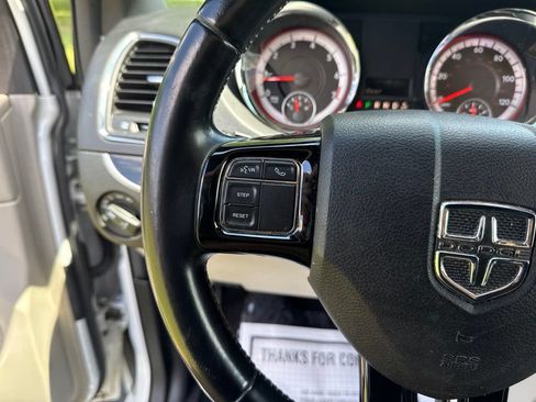 Used 2019 Dodge Grand Caravan SXT FWD image 17