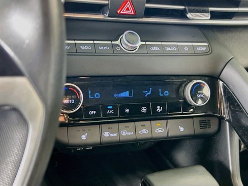 Used 2023 Hyundai Elantra SEL w/ Convenience Package FWD image 16