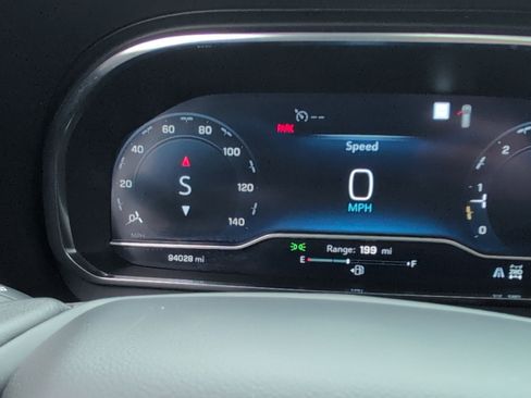 Used 2022 Chevrolet Tahoe Z71 w/ Luxury Package image 16