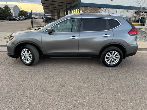 Used 2017 Nissan Rogue SV image 2