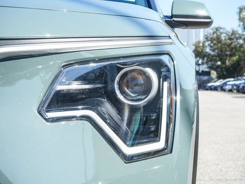 Certified 2025 Kia Niro EX FWD image 6