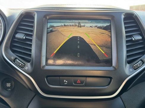 Used 2019 Jeep Cherokee Trailhawk image 18