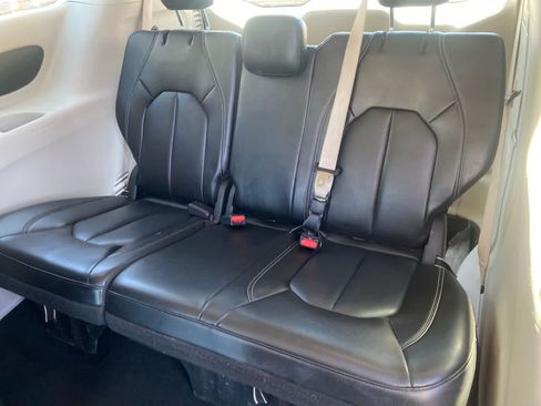 Used 2023 Chrysler Pacifica Touring-L FWD image 13