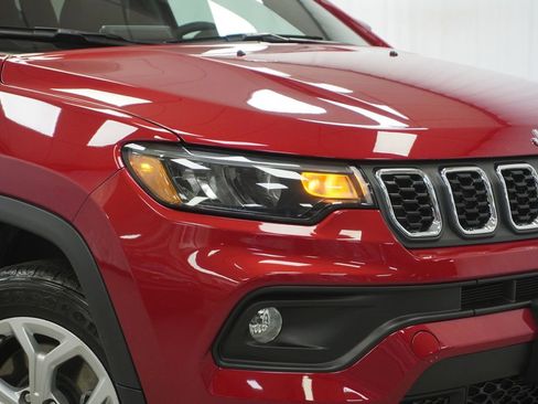 Used 2025 Jeep Compass Latitude AWD/4WD image 5