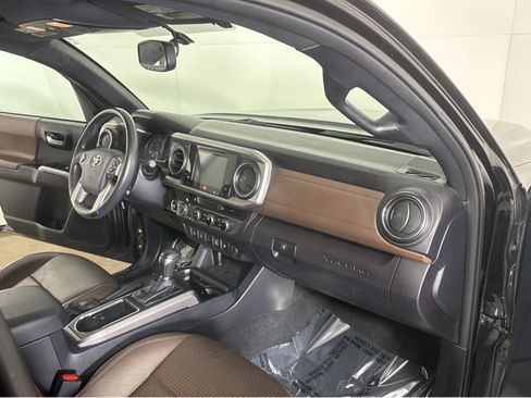 Used 2017 Toyota Tacoma Limited image 40