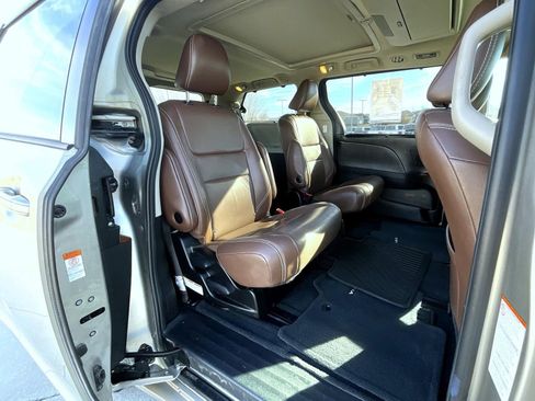 Used 2017 Toyota Sienna Limited image 18