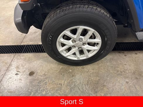 Used 2023 Jeep Gladiator Sport image 32