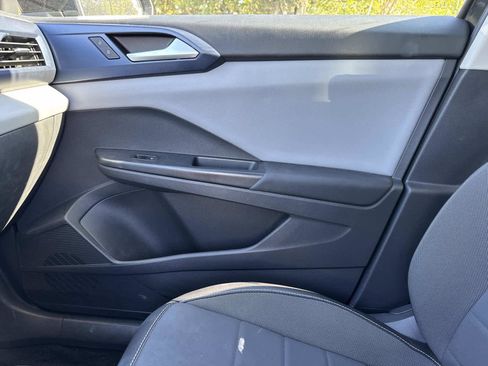 Used 2022 Volkswagen Taos SE w/ Panoramic Sunroof Package image 24