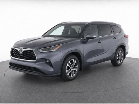 Used 2023 Toyota Highlander XLE AWD/4WD image 1