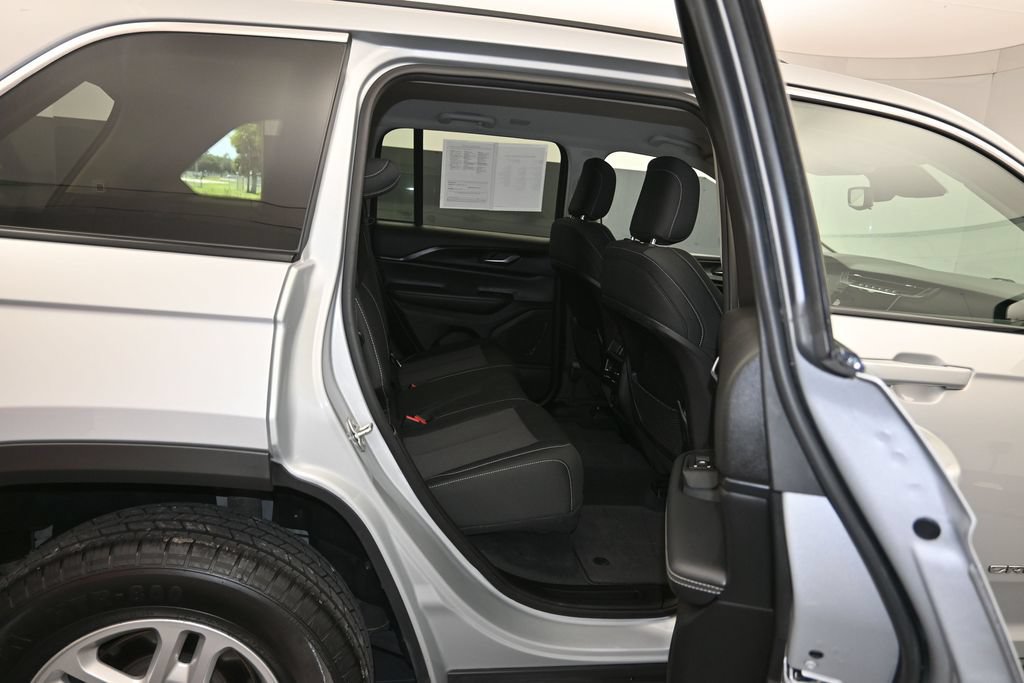 Used 2023 Jeep Grand Cherokee Laredo w/ Luxury Tech Group I AWD/4WD image 25