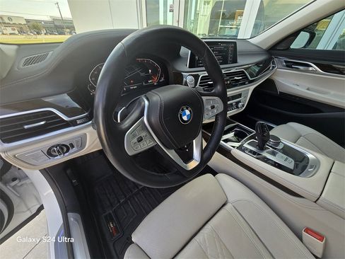Used 2021 BMW 740i w/ Premium Package image 11