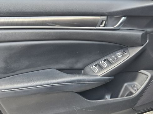 Used 2018 Honda Accord Sport image 13