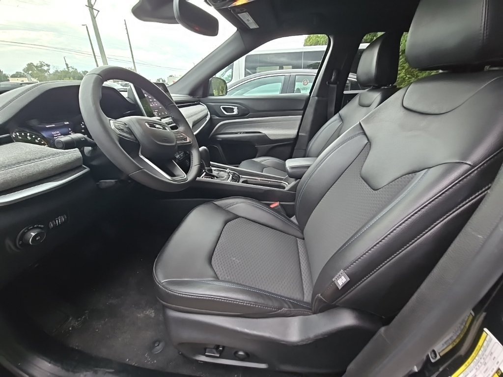 Used 2025 Jeep Compass Latitude w/ Sun & Sound Group AWD/4WD image 3