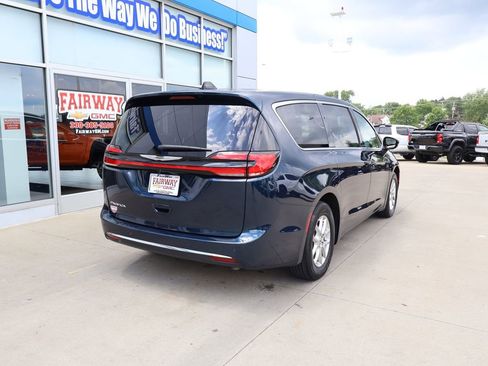 Used 2024 Chrysler Pacifica Touring-L FWD image 3
