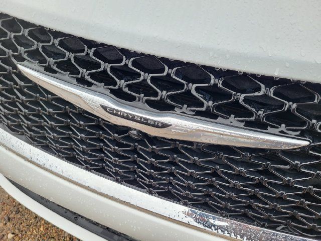 Used 2023 Chrysler Pacifica Touring-L FWD image 8