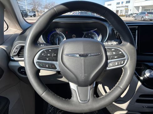 Used 2023 Chrysler Pacifica Touring-L image 17