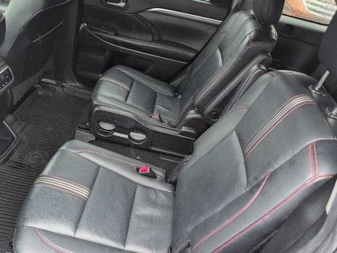 Used 2019 Toyota Highlander SE AWD/4WD image 13