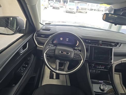Used 2023 Jeep Grand Cherokee Laredo AWD/4WD image 12