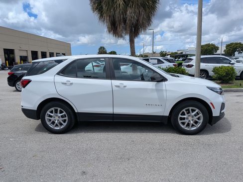 Used 2022 Chevrolet Equinox LS FWD image 3