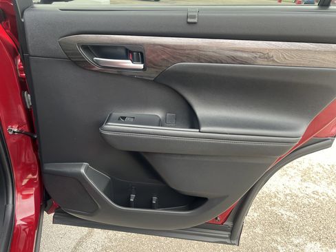 Used 2023 Toyota Highlander Platinum image 15