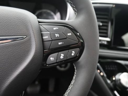 Used 2025 Chrysler Pacifica Limited image 29