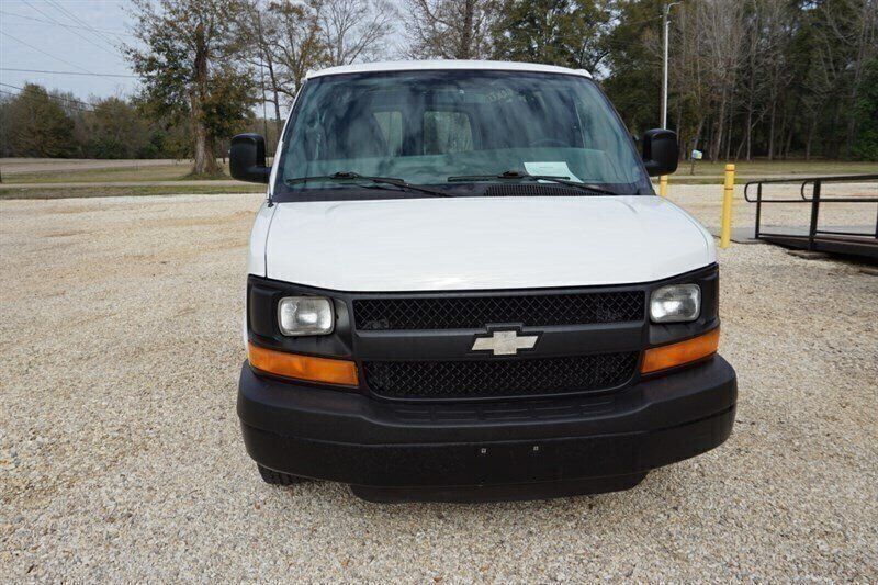Used 2010 Chevrolet Express 1500 RWD image 3
