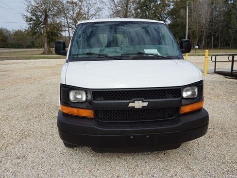 Used 2010 Chevrolet Express 1500 RWD image 3