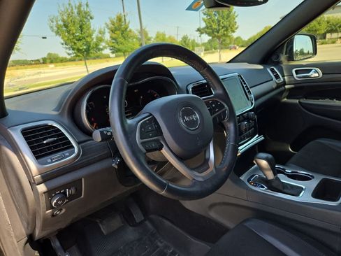 Used 2019 Jeep Grand Cherokee Altitude RWD image 2
