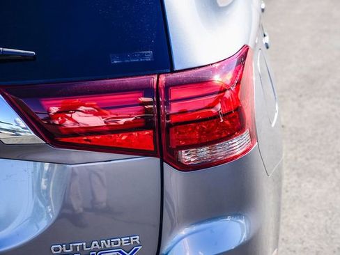 Used 2018 Mitsubishi Outlander 4WD Plug-In Hybrid image 8