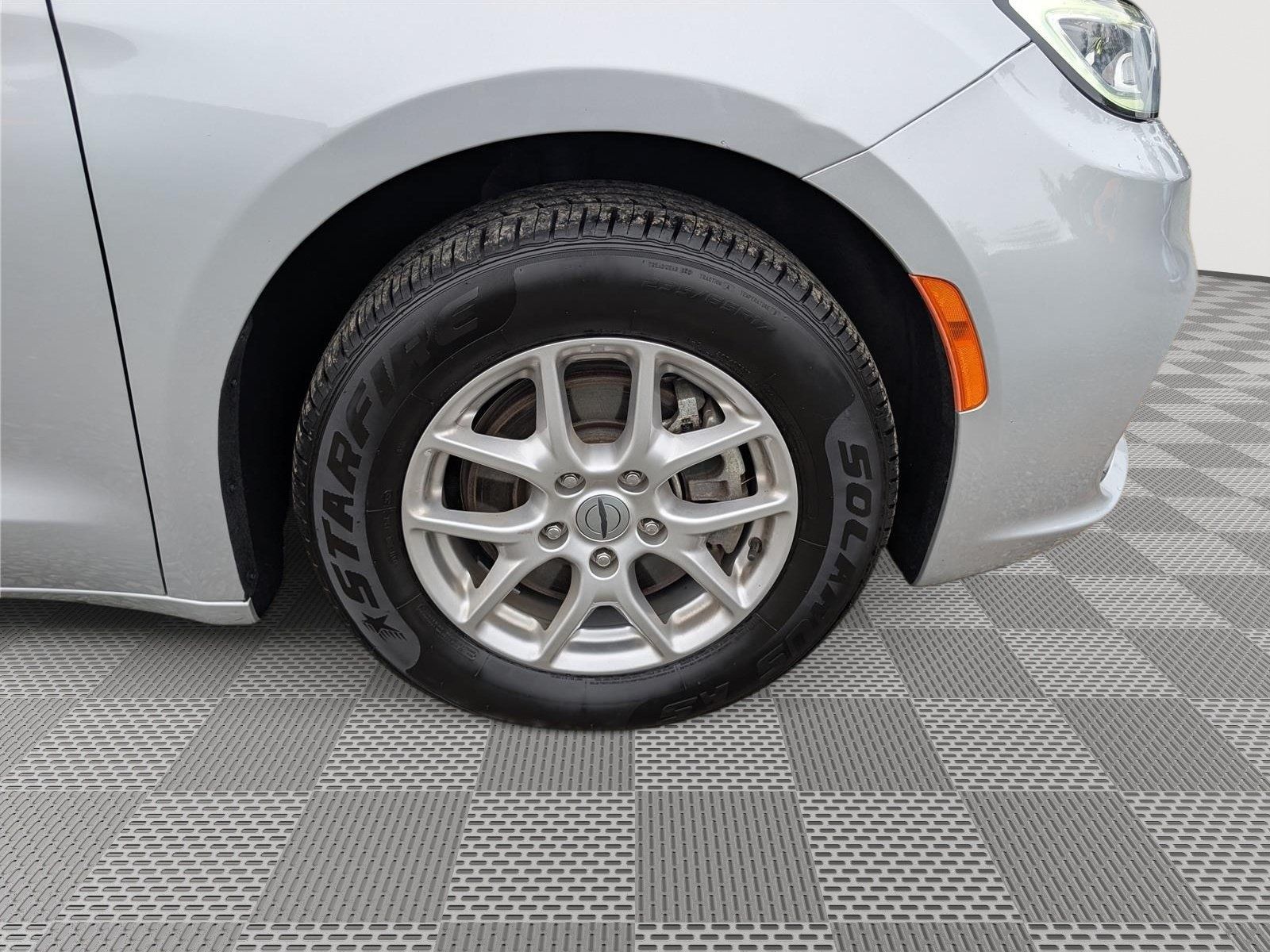 Used 2024 Chrysler Pacifica Touring-L FWD image 9