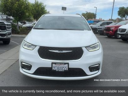 Used 2025 Chrysler Pacifica Select