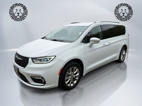 Used 2021 Chrysler Pacifica Touring-L AWD/4WD image 1