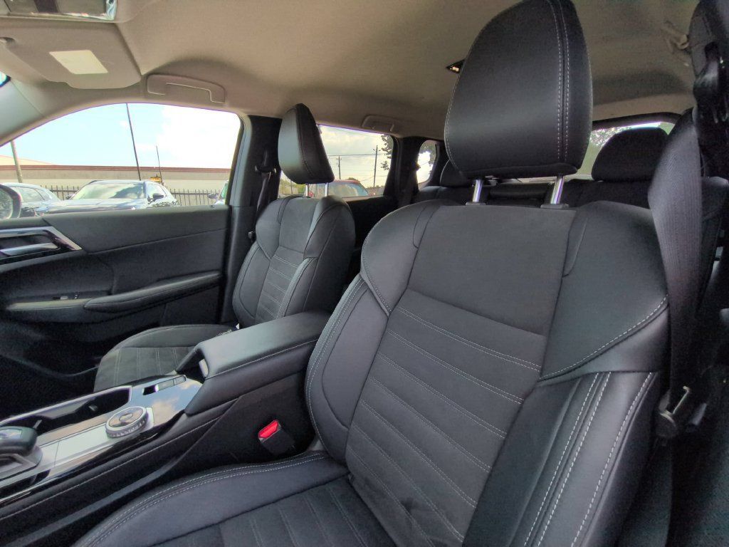Used 2025 Mitsubishi Outlander SE AWD/4WD image 24