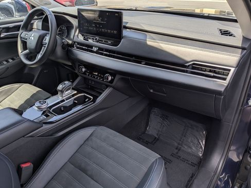Used 2025 Mitsubishi Outlander SE AWD/4WD image 37