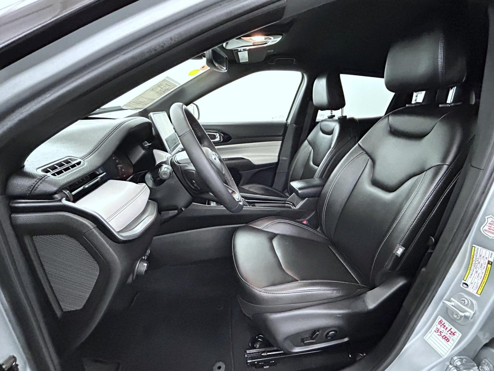 Certified 2025 Jeep Compass Limited AWD/4WD image 10