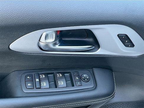 Used 2025 Chrysler Pacifica Limited image 18