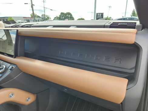 Certified 2025 Land Rover Defender 110 X-Dynamic SE AWD/4WD image 17