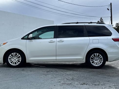 Used 2015 Toyota Sienna L image 7