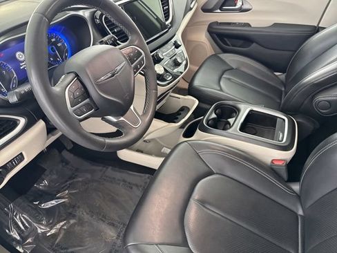 Used 2023 Chrysler Pacifica Touring-L FWD image 19