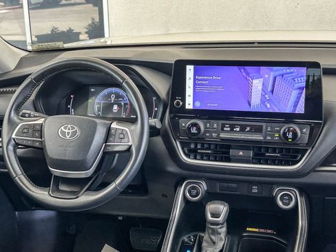 Used 2024 Toyota Grand Highlander AWD image 12