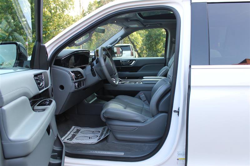 Used 2018 Lincoln Navigator Reserve w/ Technology Package AWD/4WD image 10