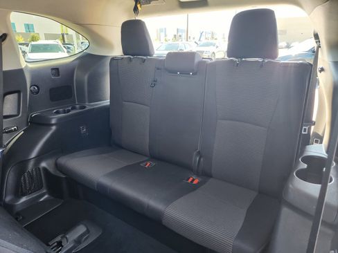 Used 2021 Toyota Highlander LE FWD image 13