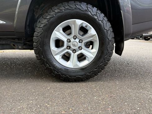 Used 2018 Toyota 4Runner SR5 AWD/4WD image 10