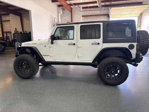 Used 2013 Jeep Wrangler Unlimited Rubicon w/ Connectivity Group AWD/4WD image 7