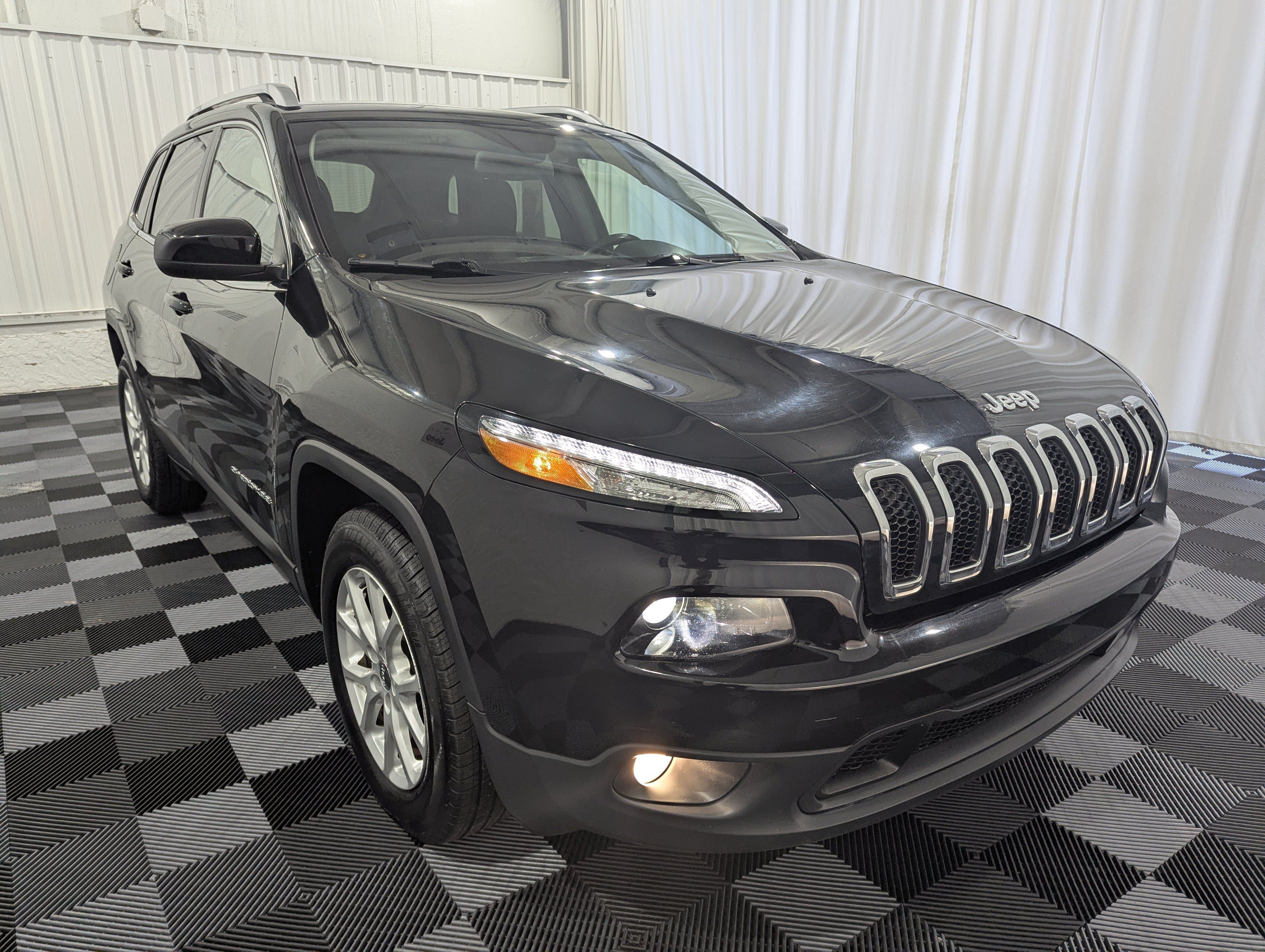 Used 2017 Jeep Cherokee Latitude w/ Cold Weather Group AWD/4WD image 5